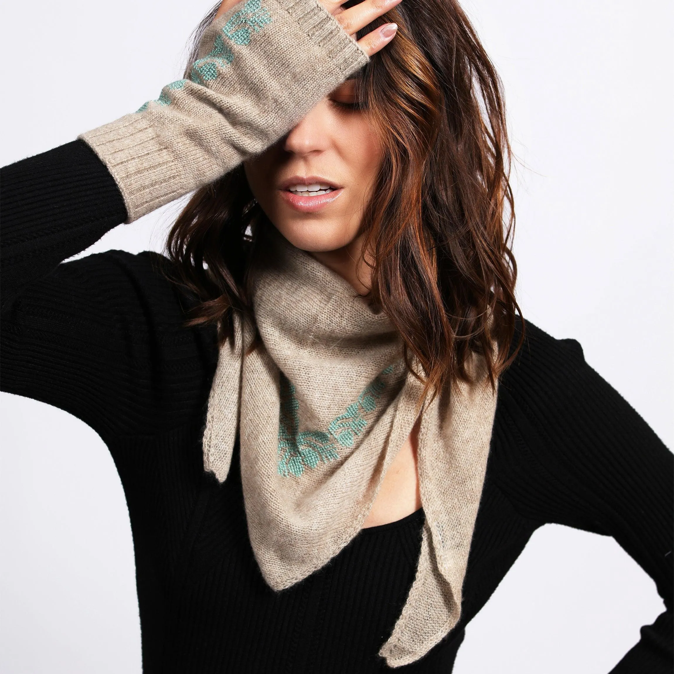 BEIGE CASHMERE TRIANGLE SCARF | SINEAD